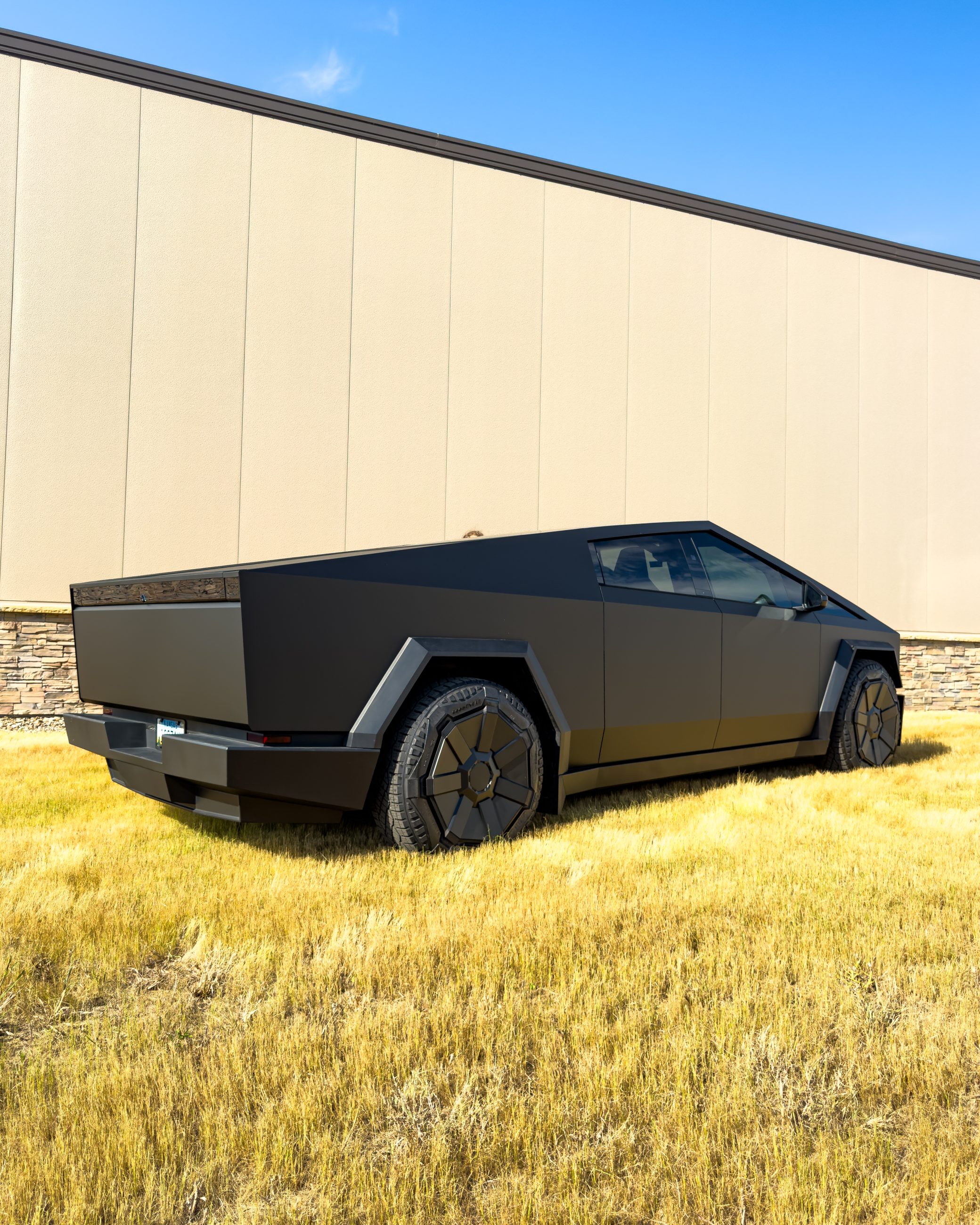 2024 TESLA Cybertruck
